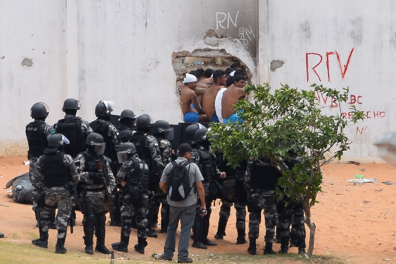 Riot police enter the Alcacuz Penitentiary Center near Natal to regain control after a gang confrontation at the prison in Rio Grande do Norte, Brazil on January 21, 2017.  (AFP Photo)