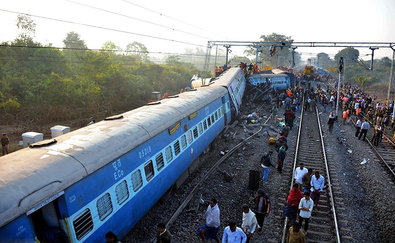 Rescue workers search for victims at the site of the derailment of the Jagdalpur-Bhubaneswar express train near Kuneru station in southern Andhra Pradesh state, Jan. 22, 2017. (AFP Photo)