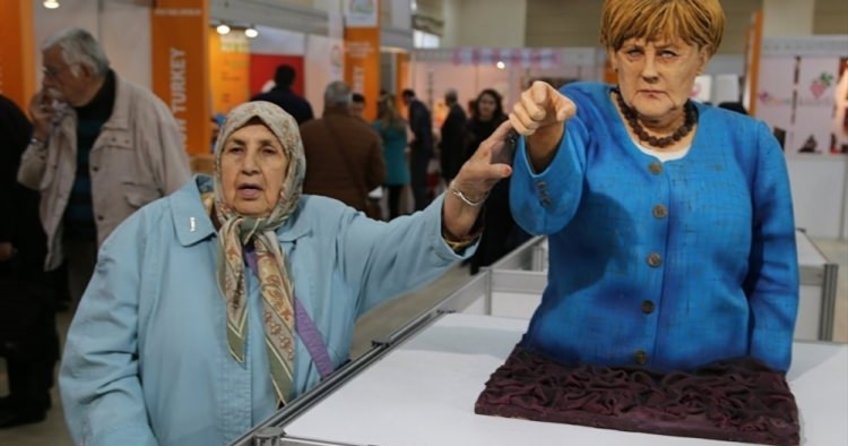 İstanbul’da Trump ve Merkel heykeli