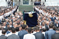 People carry a coffin during a mourning ceremony following the death of Uzbek President Islam Karimov, in Registan Square in Samarkand, Uzbekistan, September 3, 2016. (REUTERS Photo)