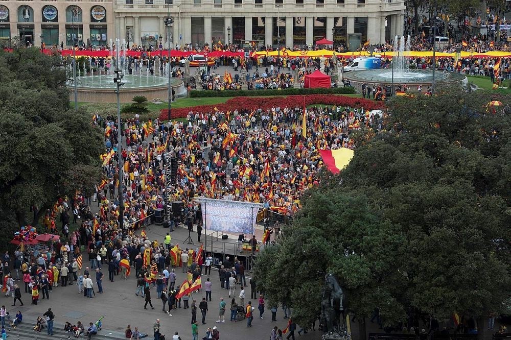 People against the independence of Catalonia wave flags during a demonstration for the unity of Spain marking the Spanish National Day (Dia de la Hispanidad), on Catalunya square in Barcelona on October 12, 2016. (AFP Photo)