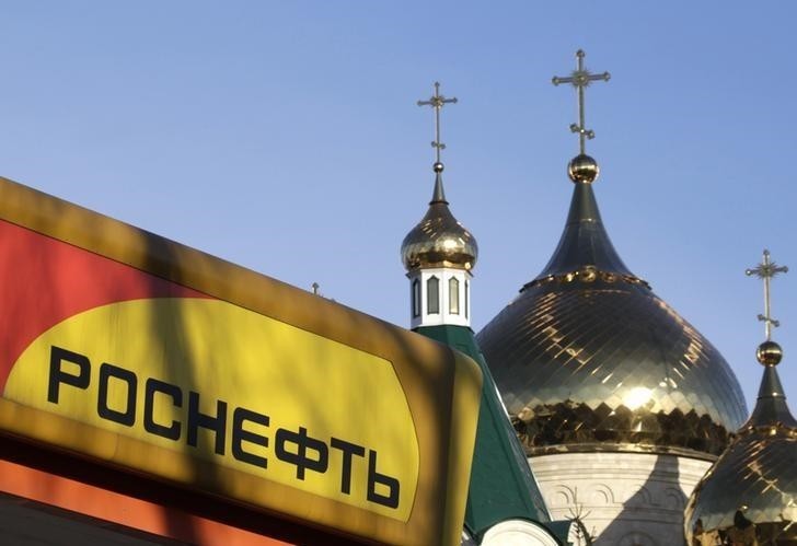 The logo of Russia's top crude producer Rosneft is seen on a gasoline station near a church in Stavropol, southern Russia, December 9, 2014. (Reuters Photo)