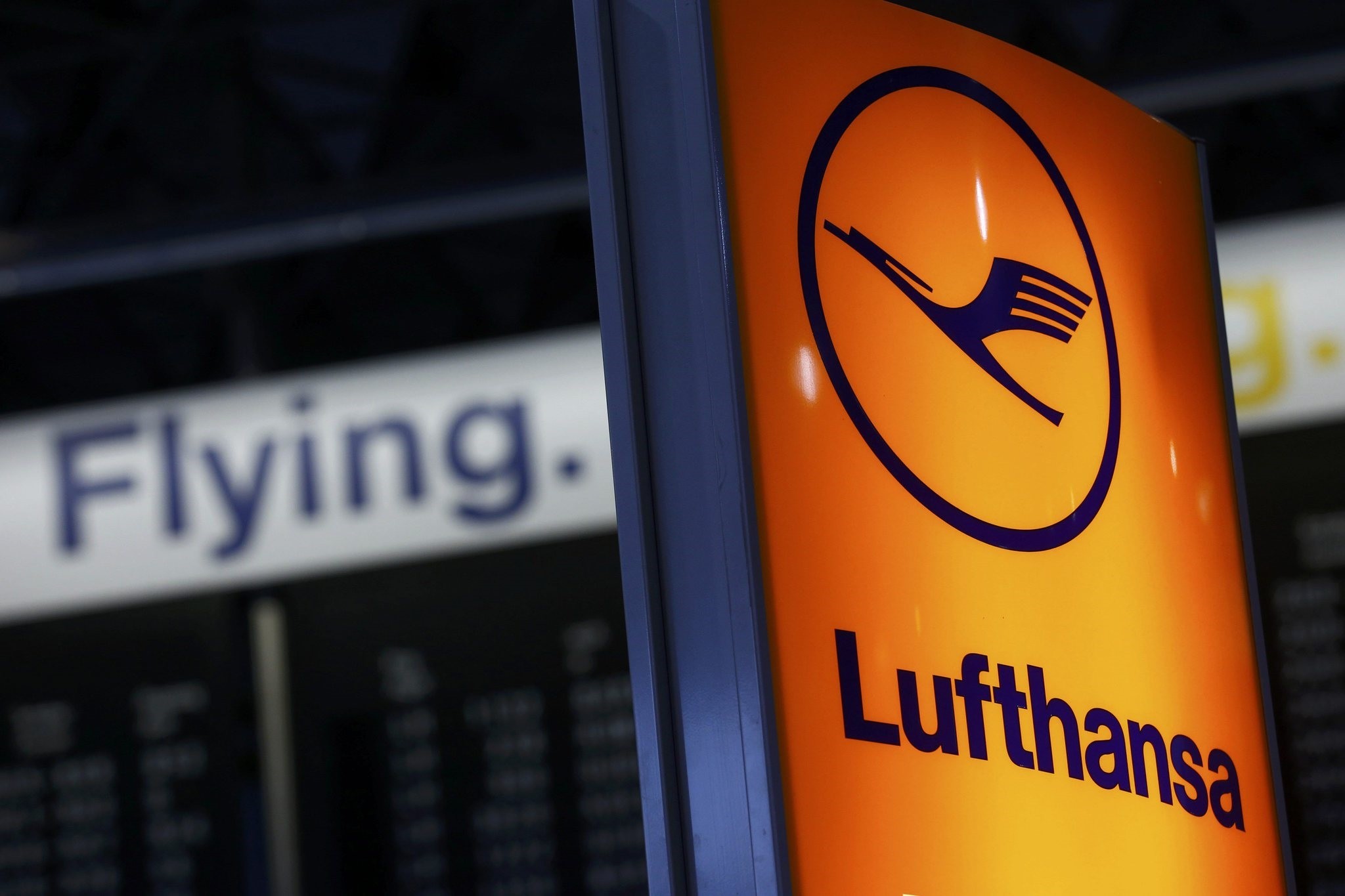 A Lufthansa airline logo is pictured in Frankfurt airport, Germany, November 6, 2015. (REUTERS Photo)