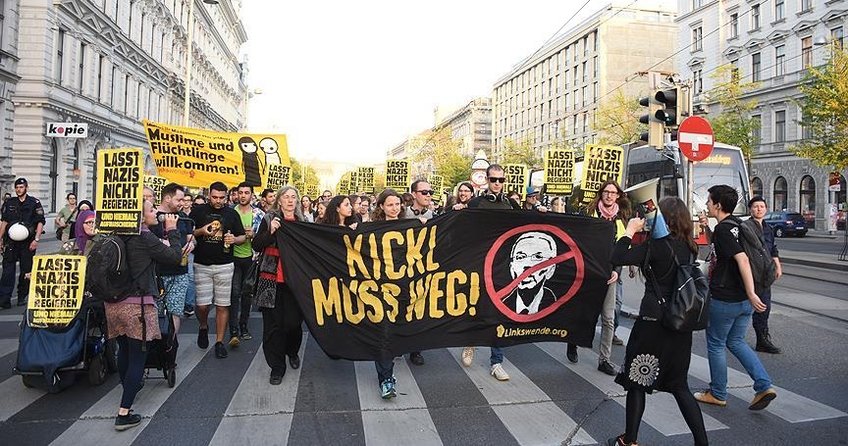 Avusturya’da İçişleri Bakanına protesto