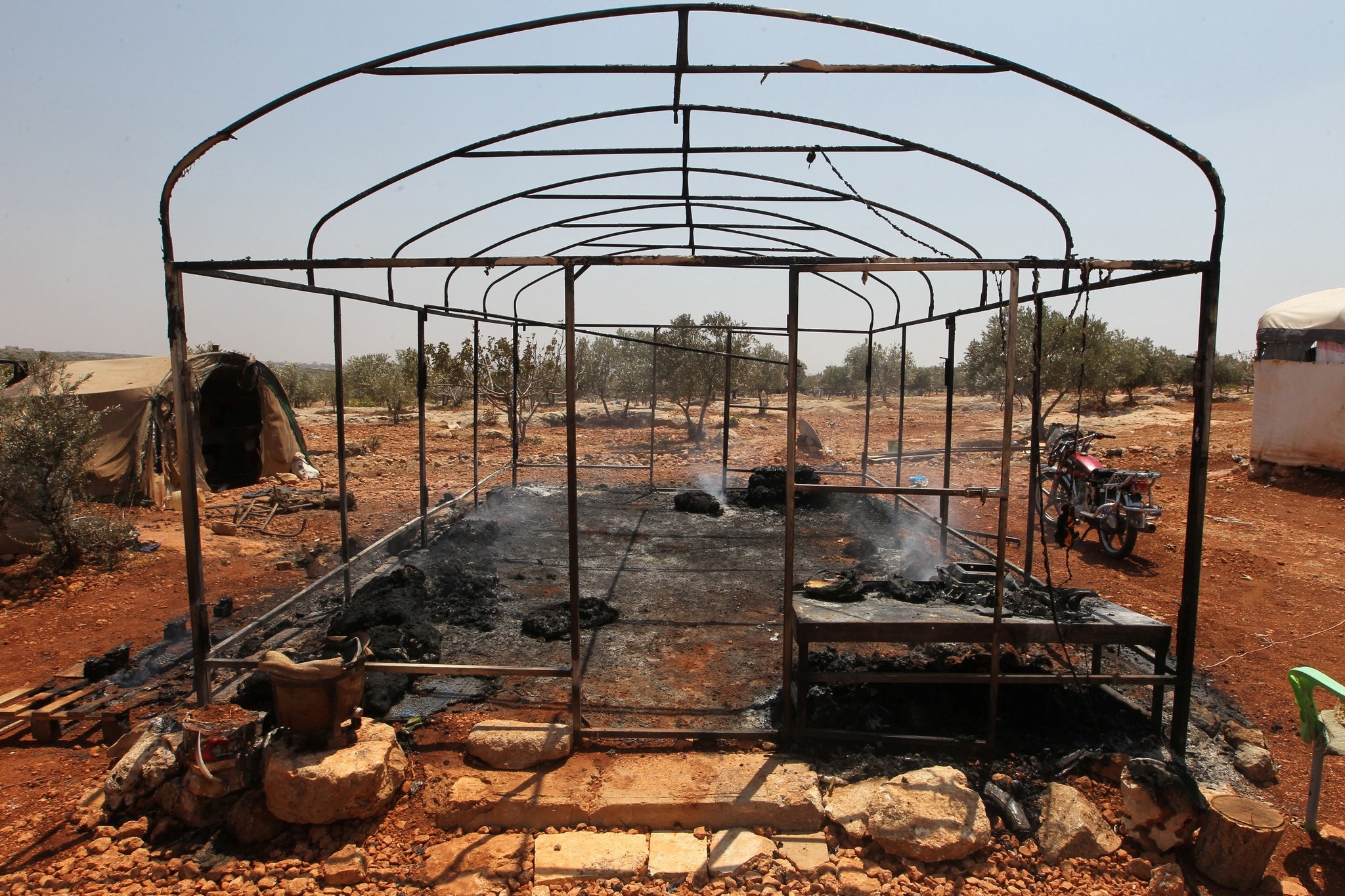 A burnt tent for displaced people is pictured after airstrikes on the outskirts of the rebel-held town of Atareb in Aleppo province, Syria August 4, 2016. (REUTERS Photo)