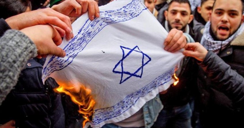 Almanya’da gerçekleşen Kudüs gösterilerinde İsrail bayrağı yakıldı