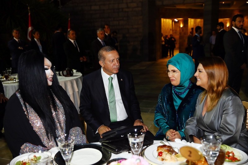 Turkish singer Bu00fclent Ersoy(L) talks with President Erdou011fan(C-L) and his wife Emine(C-R) at an iftar dinner held in Istanbul on June 20, 2016. (AA Photo)