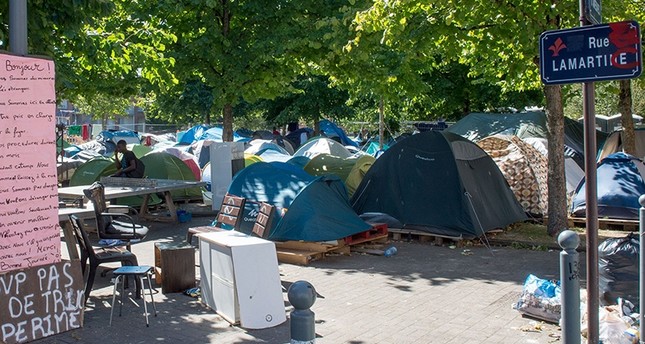 Tents of a migrant camp are pictured at the Parc des Olieux in Lille, northern France, on August 30, 2016 (AFP Photo)