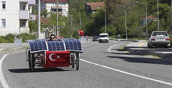 Güneş enerjisiyle çalışan otomobil yaptılar