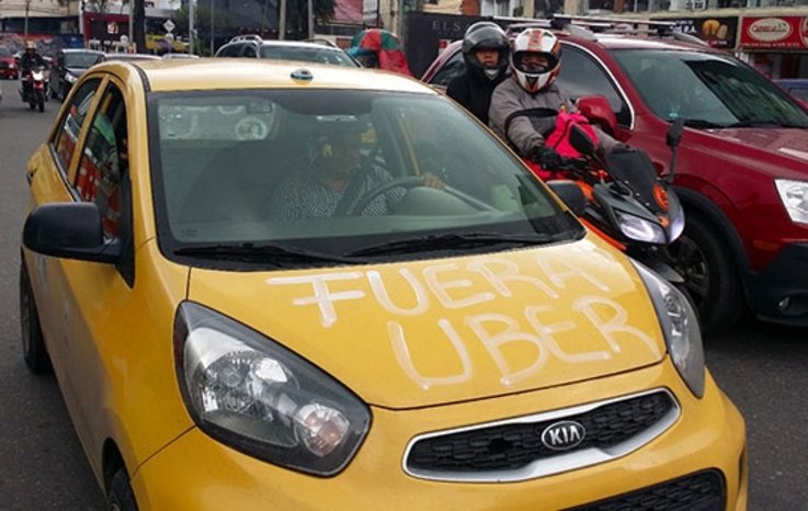 TAKSİCİLERDEN UBER PROTESTOSU