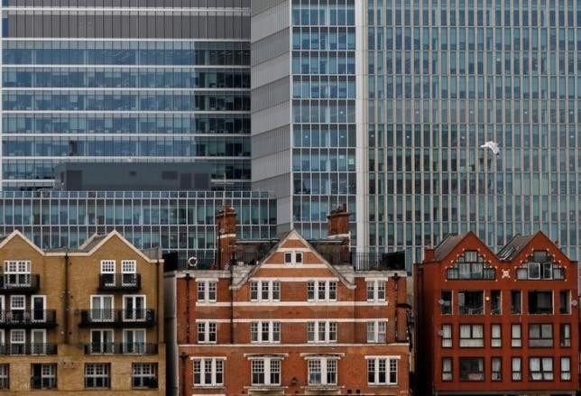 Apartment buildings are backdropped by skyscrapers of banks at Canary Wharf in London, Britain October 30, 2015. (REUTERS Photo)