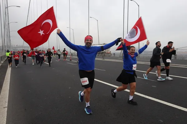 osmangazi-koprusunde-tarihi-ilk-cumhuriyet-icin-kostular-1793276831910.jpeg