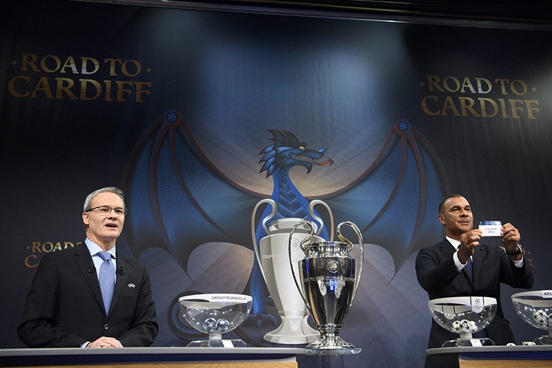 Former Dutch soccer player Ruud Gullit (R) shows the lot of Arsenal FC during the draw for the Round of 16 of the UEFA Champions League 2016/17, at the UEFA Headquarters in Nyon, Switzerland, Dec. 12, 2016. (EPA Photo)