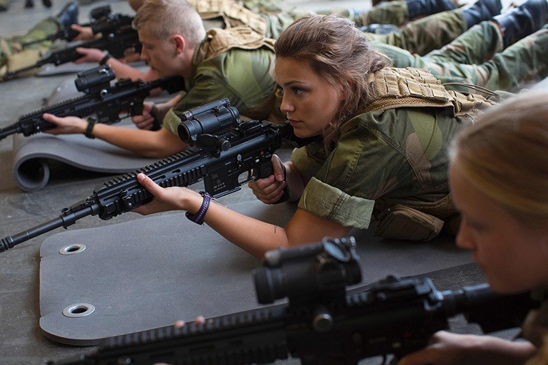 Female army recruits attend a base training at the armored battalion in Setermoen, northern Norway on August 11, 2016. (AFP Photo)
