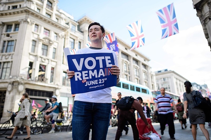 Campaigners from the ,Vote Remain, group hand out stickers, flyers and posters in Oxford Circus, central London on 21 June 2016.  (AFP Photo)
