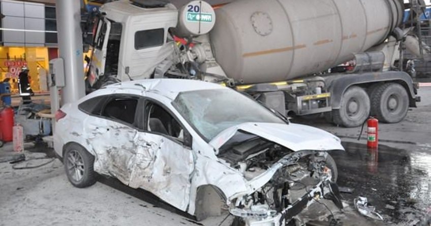 Ankara'da Beton mikseri benzin istasyonuna daldı