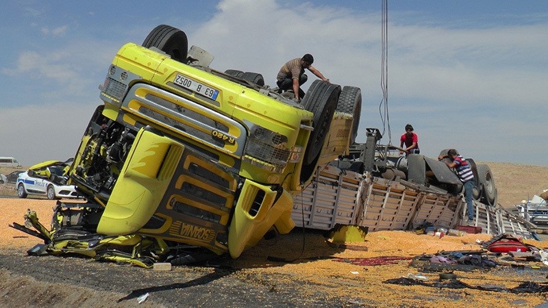 This file photo dated Sept. 04, 2016 shows an overturned truck in southeastern u015eanlurfa province. Traffic accidents were the primary cause of death in work accidents in August. (IHA Photo)