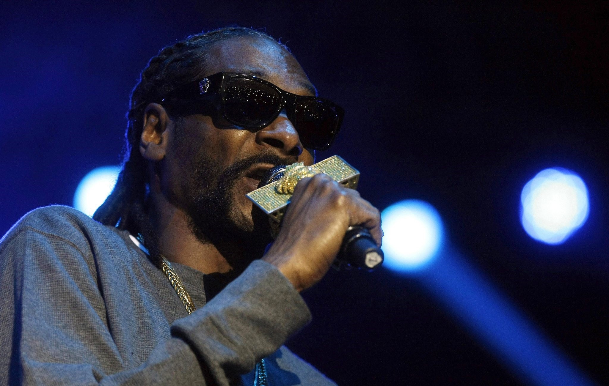 A file picture dated 11 March 2016 shows US rapper Snoop Dogg performing during his concert in Medellin, Colombia. (EPA Photo)
