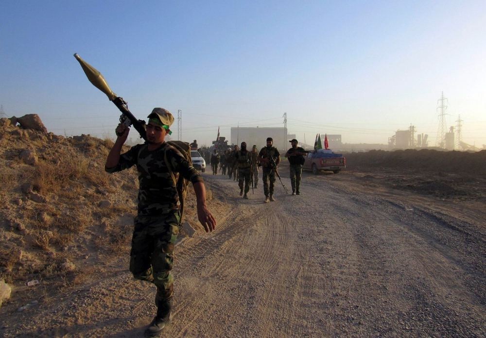  Iraqi forces along with Iranian-backed Shiite militias combat DAESH militants in Fallujah.