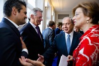 Dutch Parliament Member Tunahan Kuzu (L) refuses to shake hands with Prime Minister Benjamin Netanyahu during his visit to the States General at the Binnenhof. (AFP Photo) 