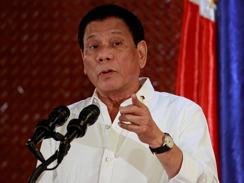 Philippine President Rodrigo Duterte gestures while addressing families of the 44 Philippine National Police-Special Action Force (PNP-SAF) members who were killed in a 2015 police operation. Jan. 24, 2017. (Reuters Photo)