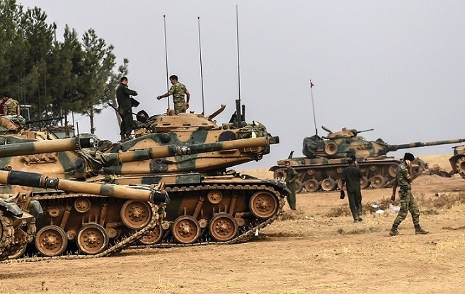 Turkish soldiers walking by tanks around 5 kilometres west from the Turkish Syrian border district of Karkamu0131u015f in the southeastern province of Gaziantep Turkey, Aug. 25, 2016. (AFP Photo)