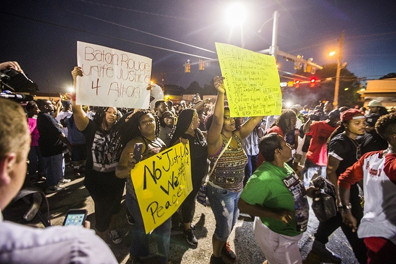 Protester march to the convenience store where Alton Sterling was shot and killed, July 6, 2016 in Baton Rouge, Louisianna.(AFP Photo)