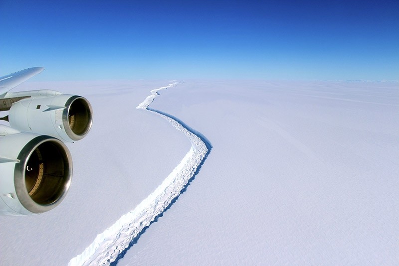  A handout photo made available by NASA on 06 January 2017 shows a view of a massive rift in the Antarctic Peninsula's Larsen C ice shelf, Antarctica, 10 November 2016. (EPA Photo9