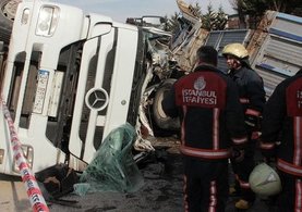 TIR, devrildi: 2 yaralı