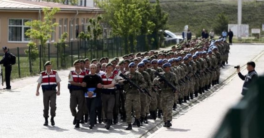 Genelkurmay çatı davasında hainler salona yürüyerek getirildi