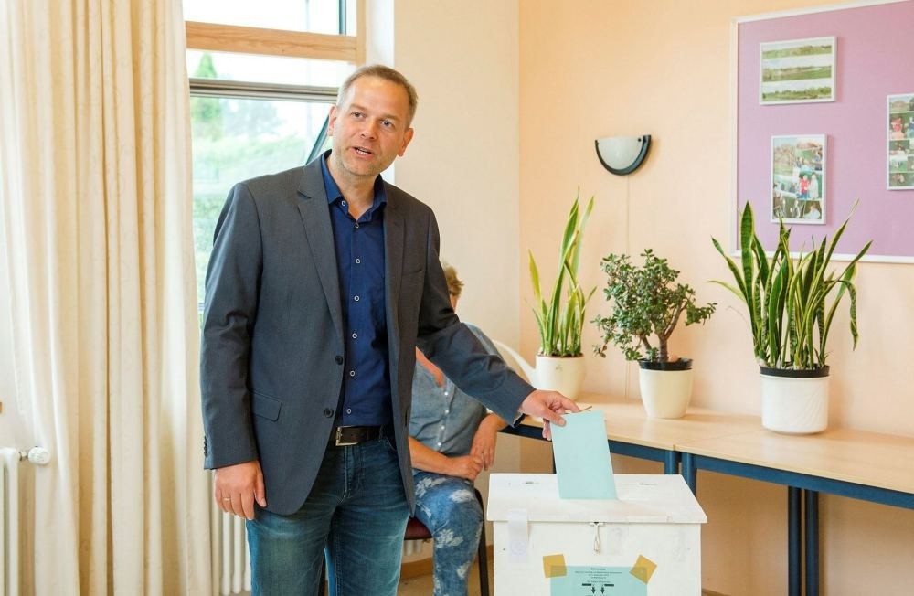 The leading candidate of the party Alternative for Germany (AfD), Leif-Erik Holm, casts his ballot.