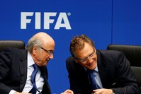 FIFA President Sepp Blatter (L) talks to FIFA Secretary General Jerome Valcke during a news conference after a meeting of the FIFA executive committee in Zurich March 21, 2014. (REUTERS Photo)