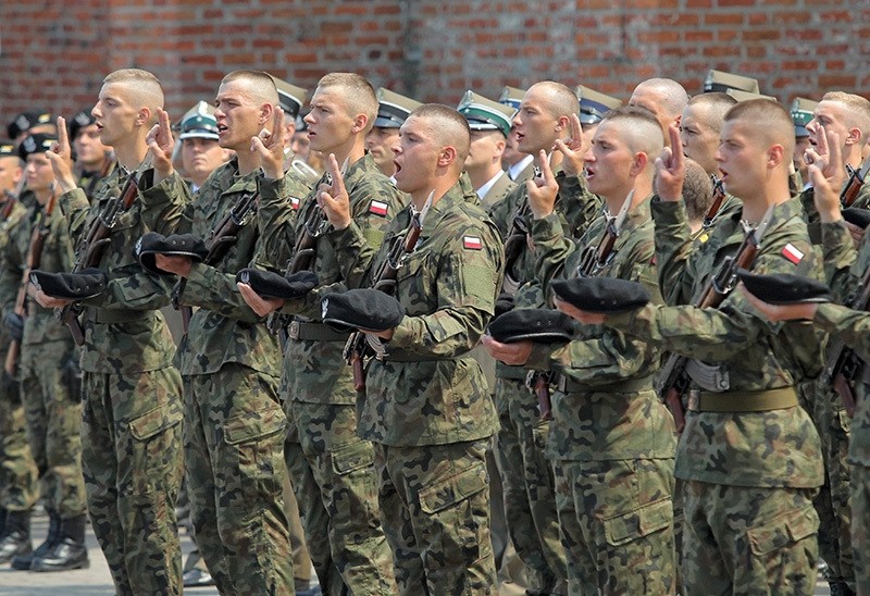Soldiers during an oath ceremony of 100 cadets of the preparatory service for the National Reserve Forces in Braniewo, north-east Poland, 03 June 2016. (EPA Photo)