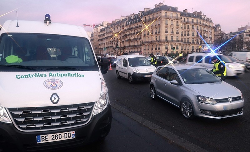 Traffic police control cars as they try to enforce the anti-pollution measures on December 8, 2016 in Paris. (AFP Photo)