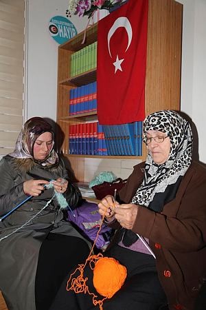 Fourty women knit scarfs, beanies and gloves for Aleppo children. The volunteering women have managed to knit 100 scarfs, 200 beanies and many pairs of gloves so far.