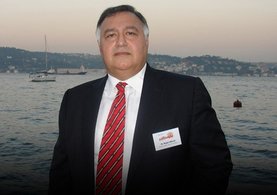 Ünlü baklavacı Nejat Güllü’ye FETÖ’den yakalama kararı