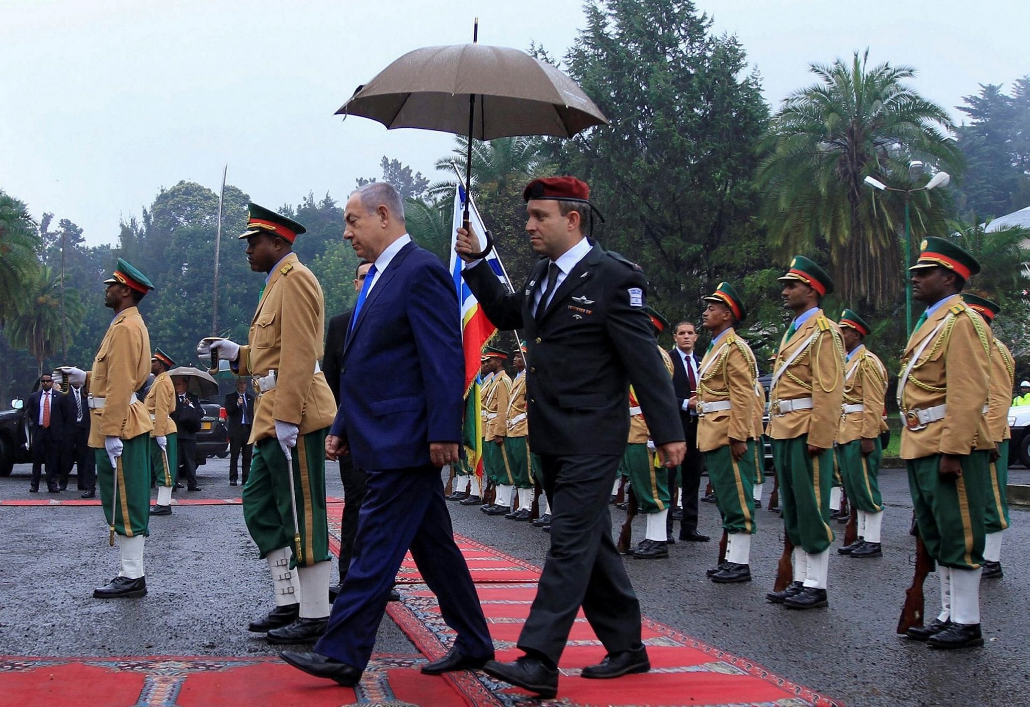 sraeli Prime Minister Benjamin Netanyahu is escorted after inspecting a guard of honor at the National Palace during his State visit to Addis Ababa, Ethiopia, July 7, 2016. (REUTERS Photo)