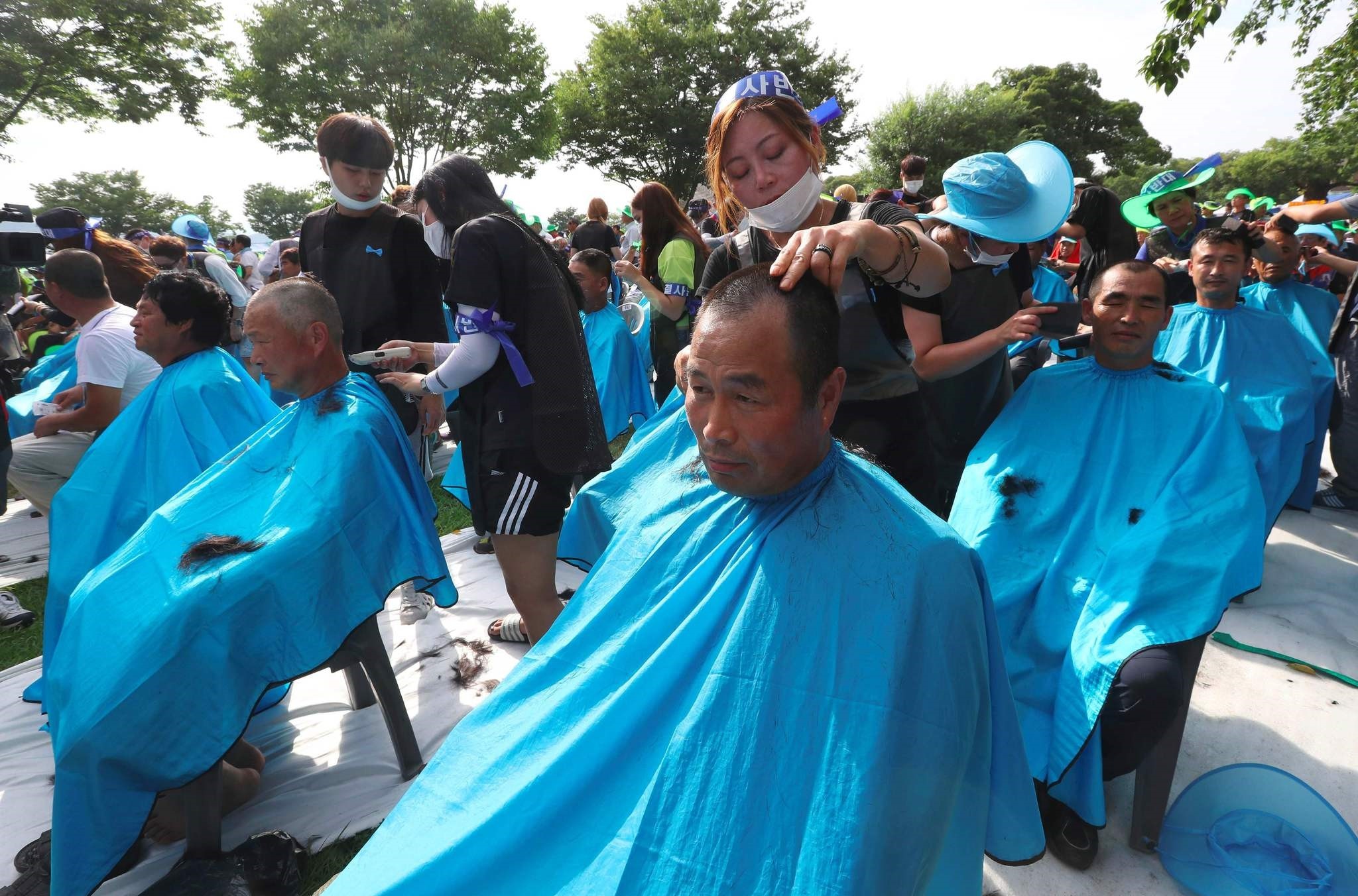 More than 900 Seongju residents have their heads shaved during a protest against the planned deployment of the US Terminal High Altitude Area Defense (THAAD) system at a local park in the southeastern town of Seongju on August 15, 2016. (AFP Photo)