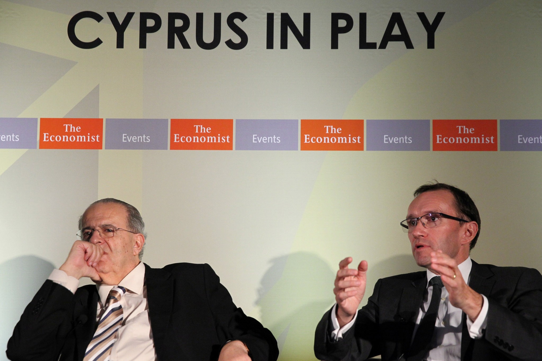 UN envoy Espen Barth Eide (R) and Greek Cypriot Foreign Minister Ioannis Kasoulides attend a conference in Nicosia, Cyprus November 1, 2016. (REUTERS Photo)