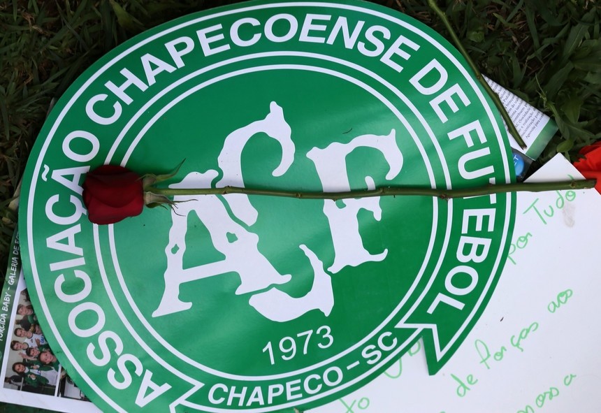 A flower is pictured over a Chapecoense soccer team logo in tribute to their players in front of the Arena Conda stadium in Chapeco, Brazil. (REUTERS Photo)