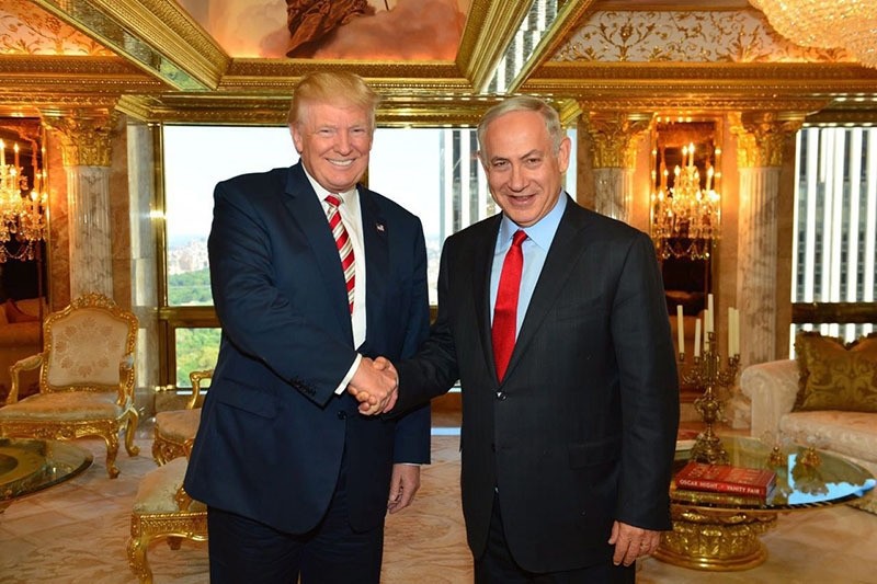 President-elect Donald Trump (L) shaking hands with Israeli Prime Minister Benjamin Netanyahu at Trump Tower in New York, New York, USA on 25 September 2016. (EPA Photo)