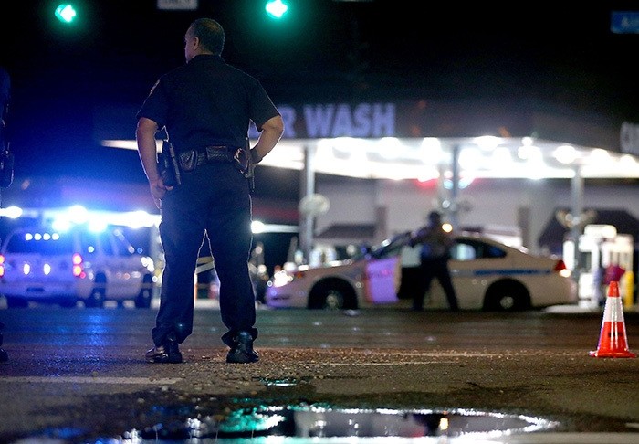 Police officers stand near the scene of where three police officers were killed this morning on July 17, 2016 in Baton Rouge, Louisiana. (AFP Photo)