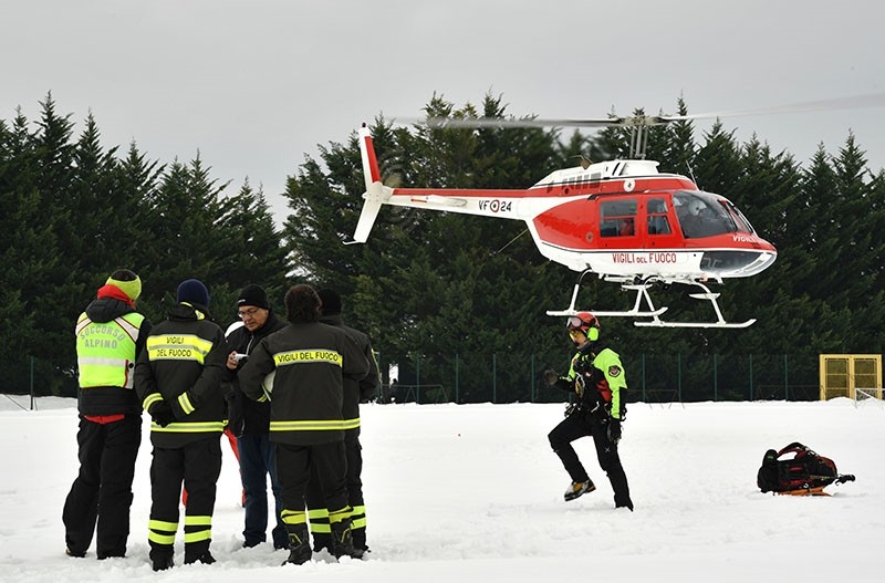Italian Air Rescuers join the rescue operation near the village of Penne, after an avalanche engulfed the mountain hotel Rigopiano in Farindola in the earthquake-ravaged Italy, on January 20, 2017. (AFP Photo)