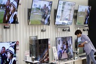 A woman looks at a LG Electronics' organic light-emitting diode (OLED) TV, which is made with LG Display flat screens, at its store in Seoul, South Korea, April 26, 2016. (Reuters Photo)