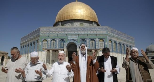 Gazans praying at Al-Aqsa mosque. (AFP Photo)