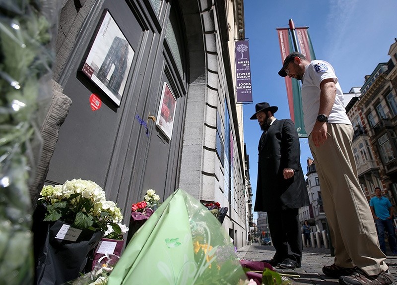 Israeli men pray in front of the Jewish Museum, the site of a fatal shooting a day earlier, in central Brussels, Belgium 25 May 2014. (EPA Photo)
