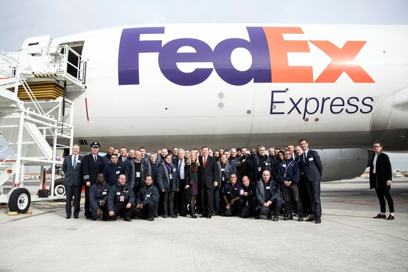 CEO and President of Fedex Express David Bronczek and US ambassador to France Jane Hartley pose with French FedEx workers in Paris, France, October 18, 2016. (REUTERS Photo)