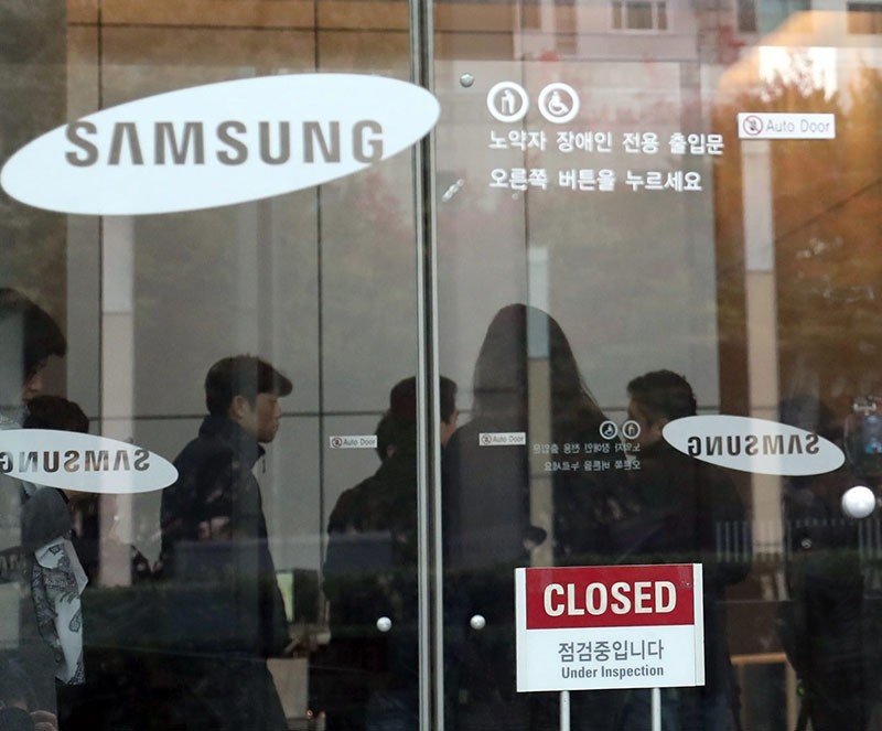 Journalists are seen in the lobby of Samsung Electronics Co.'s headquarters in southern Seoul. South Korea, 08 November 2016, as prosecutors raid the company. (EPA Photo)