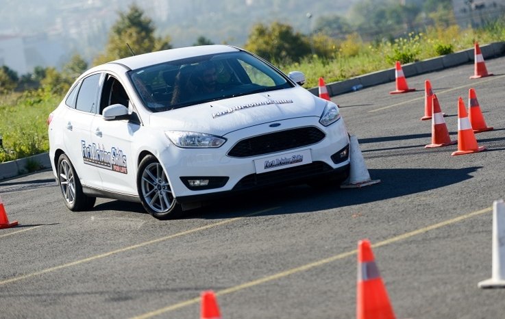 FORD SÜRÜŞ AKADEMİSİ, GENÇ SÜRÜCÜLERİ AVRUPA ŞAMPİYONU PİLOT MURAT BOSTANCI İLE EĞİTTİ