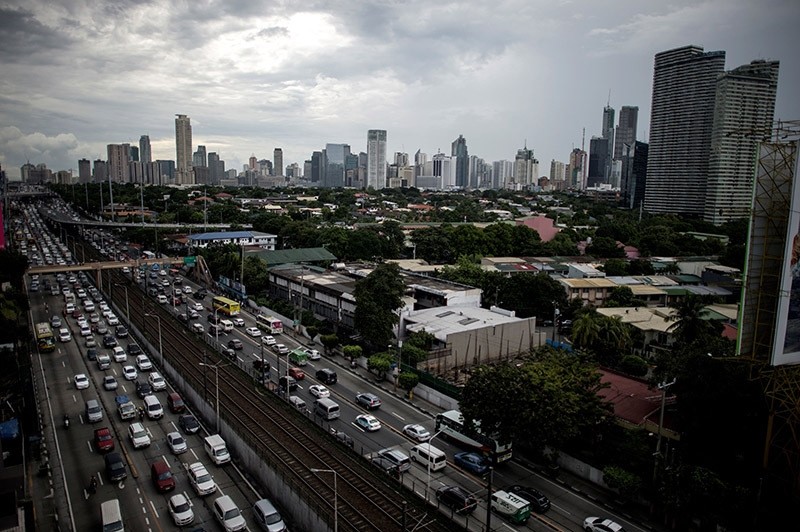 A general view of traffic in Manila's financial district, the capital city of the Philippines. Sept. 30, 2016. (AFP Photo)